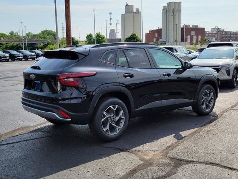 New 2026 Chevrolet Trax LT w/ LT Convenience Package FWD image 2