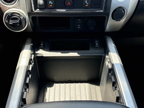 Used 2018 Nissan Titan SV w/ SV Convenience Package AWD/4WD image 12