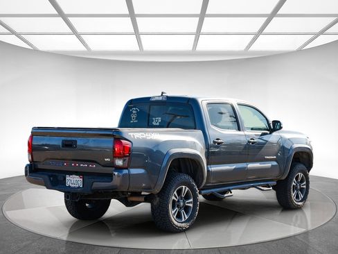 Used 2019 Toyota Tacoma TRD Sport w/ Technology Package image 3