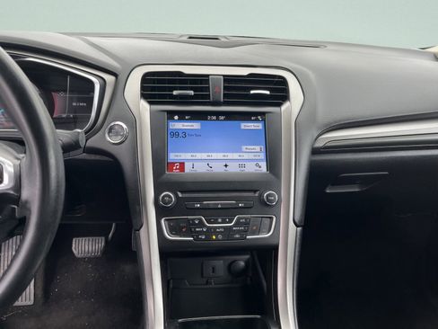 Used 2017 Ford Fusion SE w/ Equipment Group 201A FWD image 13