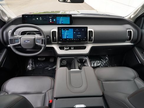 Used 2025 Ford Expedition Active AWD/4WD image 25