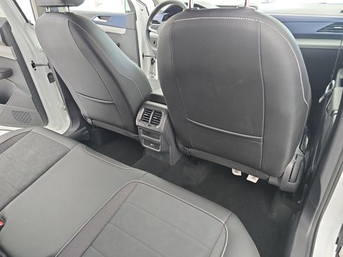 Certified 2023 Volkswagen Taos SE FWD image 11