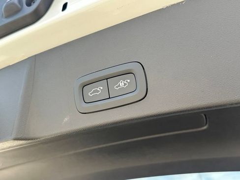 Certified 2024 Volvo XC40 B5 Plus w/ Climate Package AWD/4WD image 36