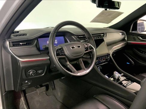 Used 2022 Jeep Grand Cherokee Overland w/ Luxury Tech Group IV image 14