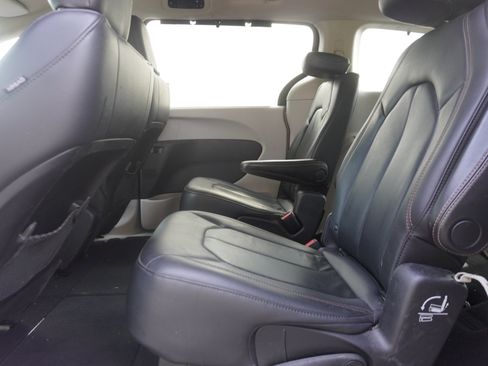 Used 2020 Chrysler Pacifica Touring-L image 13