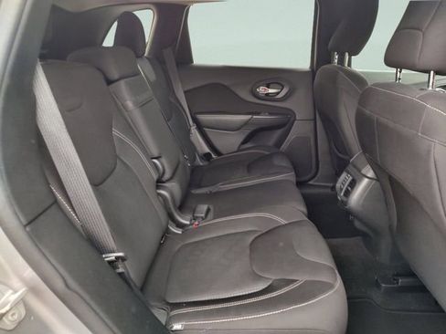 Used 2016 Jeep Cherokee Latitude FWD image 29