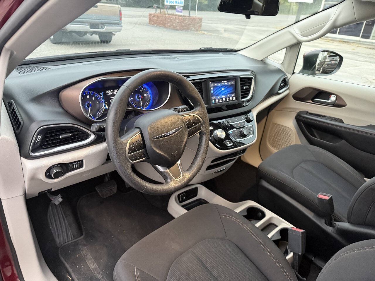 Used 2018 Chrysler Pacifica LX FWD image 2