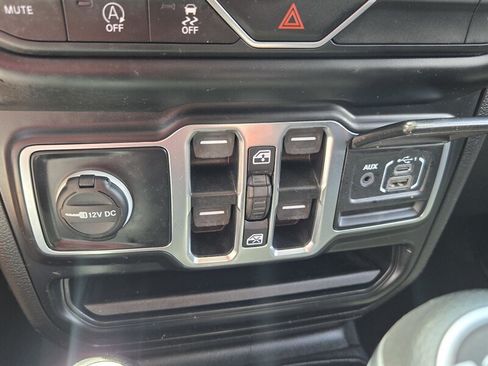 Used 2020 Jeep Wrangler Unlimited Sahara w/ Cold Weather Group AWD/4WD image 22