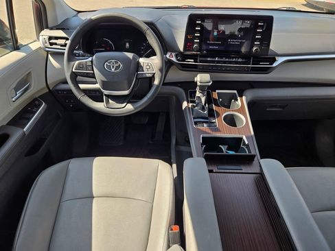 Used 2023 Toyota Sienna XLE FWD image 28