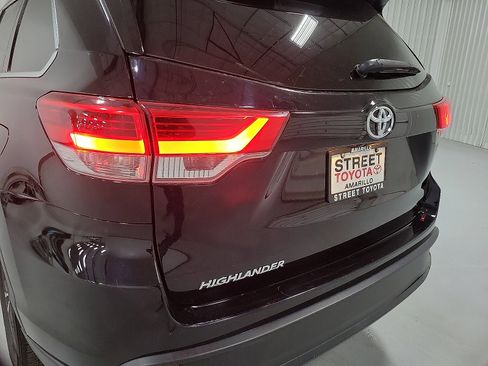 Certified 2019 Toyota Highlander LE image 7