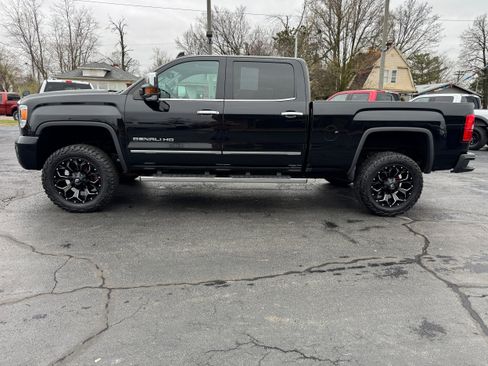 Used 2019 GMC Sierra 2500 Denali w/ Duramax Plus Package AWD/4WD image 4