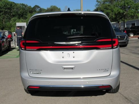 Certified 2024 Chrysler Pacifica Limited AWD/4WD image 6