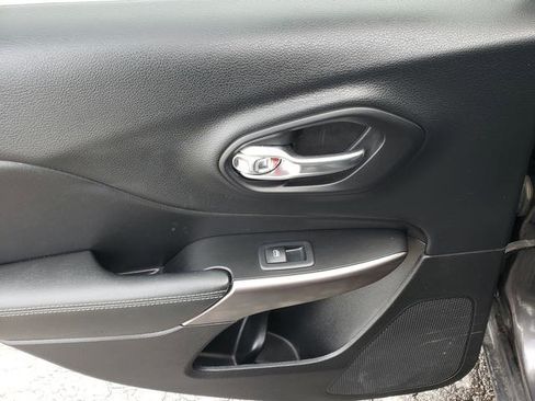 Used 2019 Jeep Cherokee Limited image 13