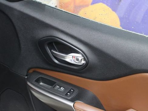 Used 2019 Jeep Cherokee Overland w/ Technology Group AWD/4WD image 9