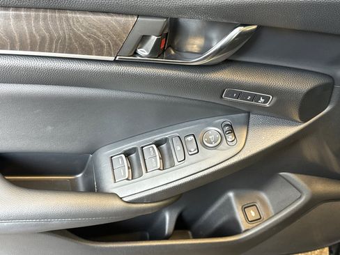 Used 2019 Honda Accord Touring image 12