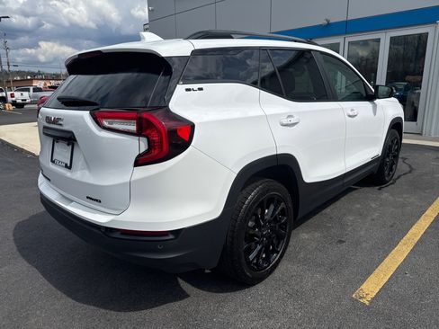 Used 2024 GMC Terrain SLE w/ Driver Convenience Package image 6