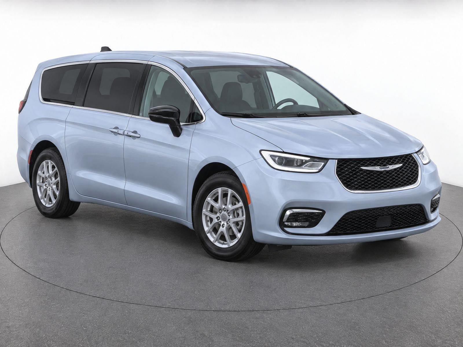 Used 2024 Chrysler Pacifica Touring-L FWD image 2