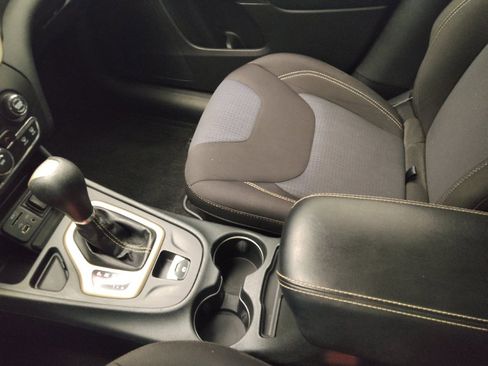 Used 2015 Jeep Cherokee Latitude FWD image 26