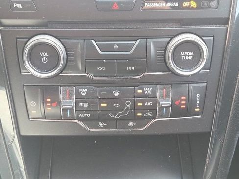 Used 2018 Ford Explorer XLT w/ Equipment Group 202A AWD/4WD image 35