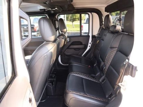 Used 2021 Jeep Gladiator Overland AWD/4WD image 9
