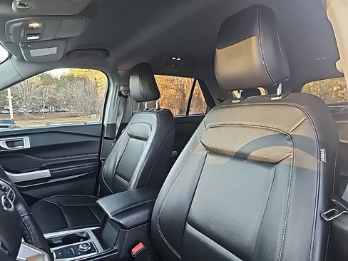 Used 2021 Ford Explorer XLT w/ Equipment Group 202A image 9