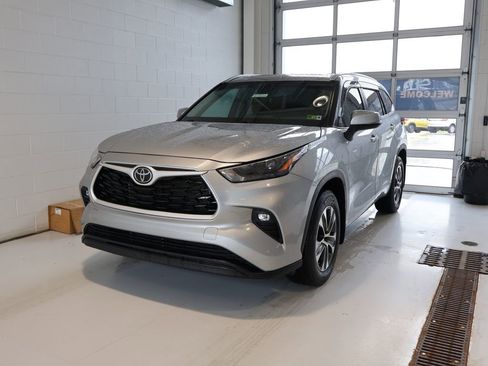 Used 2024 Toyota Highlander XLE AWD/4WD image 6