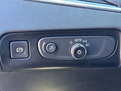 Used 2018 Buick Enclave Essence image 25