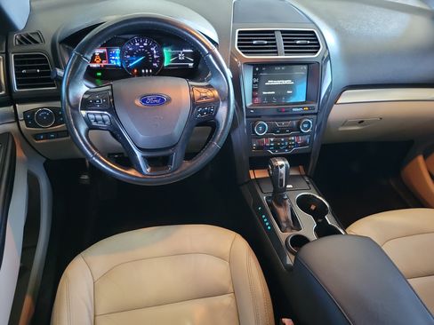Used 2018 Ford Explorer XLT w/ Equipment Group 202A FWD image 15