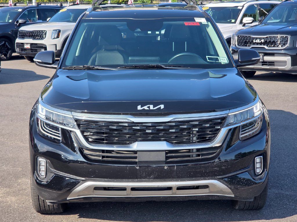 Used 2023 Kia Seltos SX w/ SX Sunroof Package AWD/4WD image 2