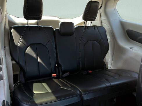 Used 2023 Chrysler Pacifica Touring-L FWD image 26