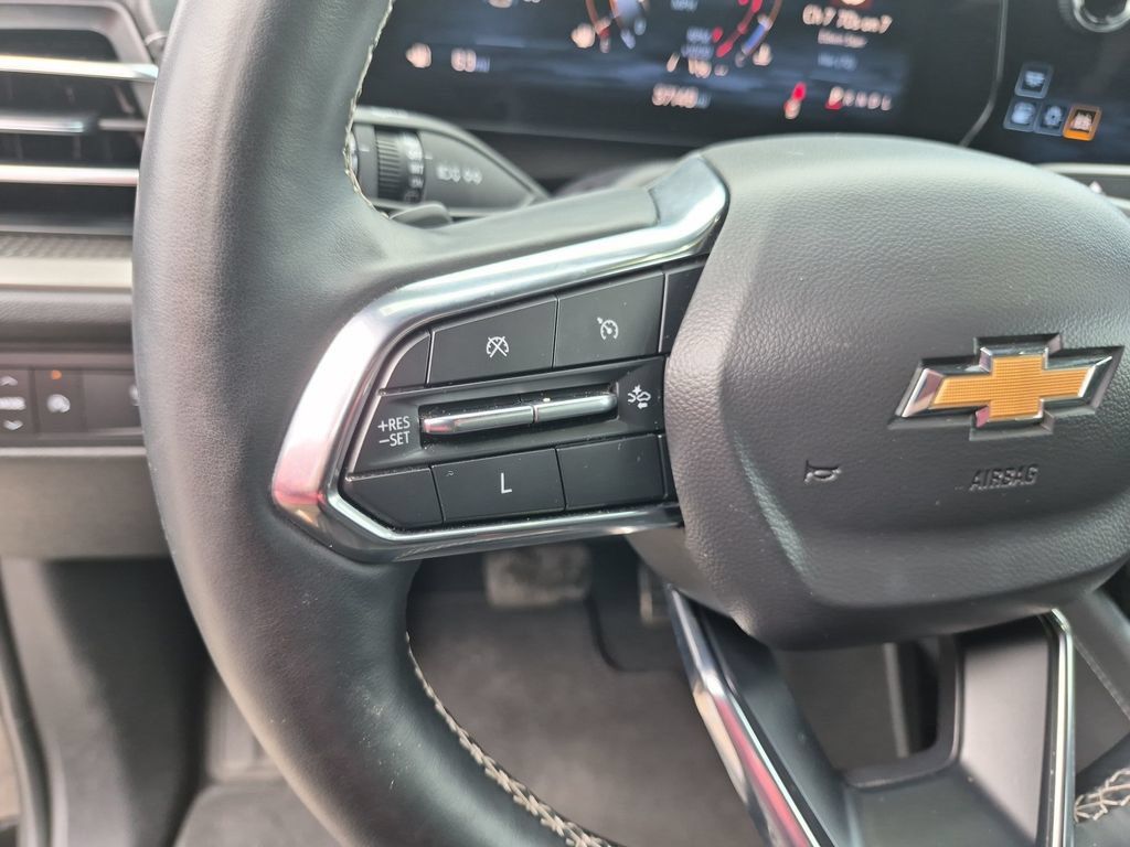 Used 2025 Chevrolet Traverse LT FWD image 19