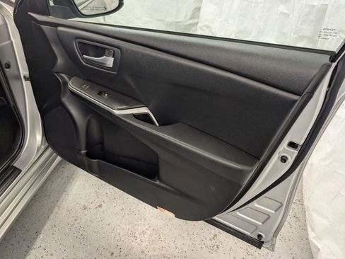Used 2015 Toyota Camry LE image 32