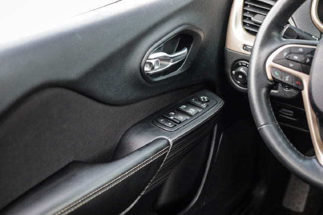 Used 2015 Jeep Cherokee Latitude w/ Comfort/Convenience Group AWD/4WD image 37