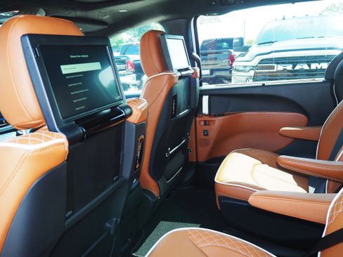 New 2026 Chrysler Pacifica Pinnacle image 17