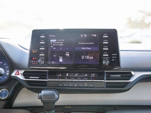Certified 2023 Toyota Sienna LE w/ LE Plus Package FWD image 3