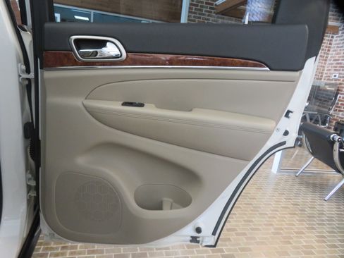 Used 2011 Jeep Grand Cherokee Limited image 20