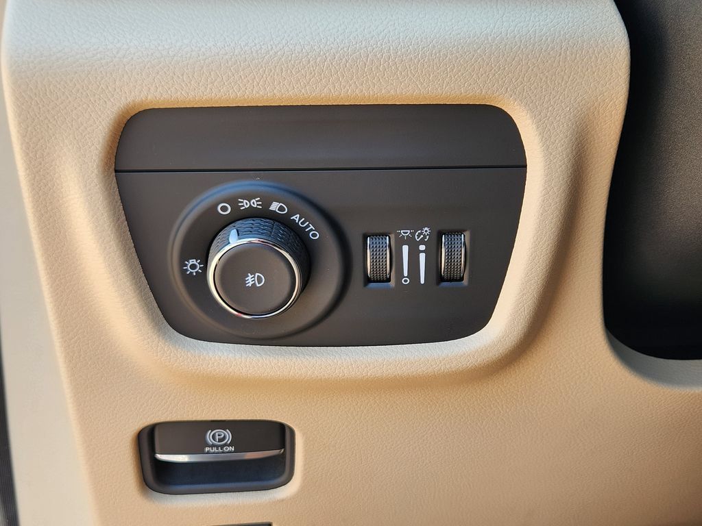 Used 2021 Jeep Grand Cherokee L Limited w/ Luxury Tech Group II AWD/4WD image 21