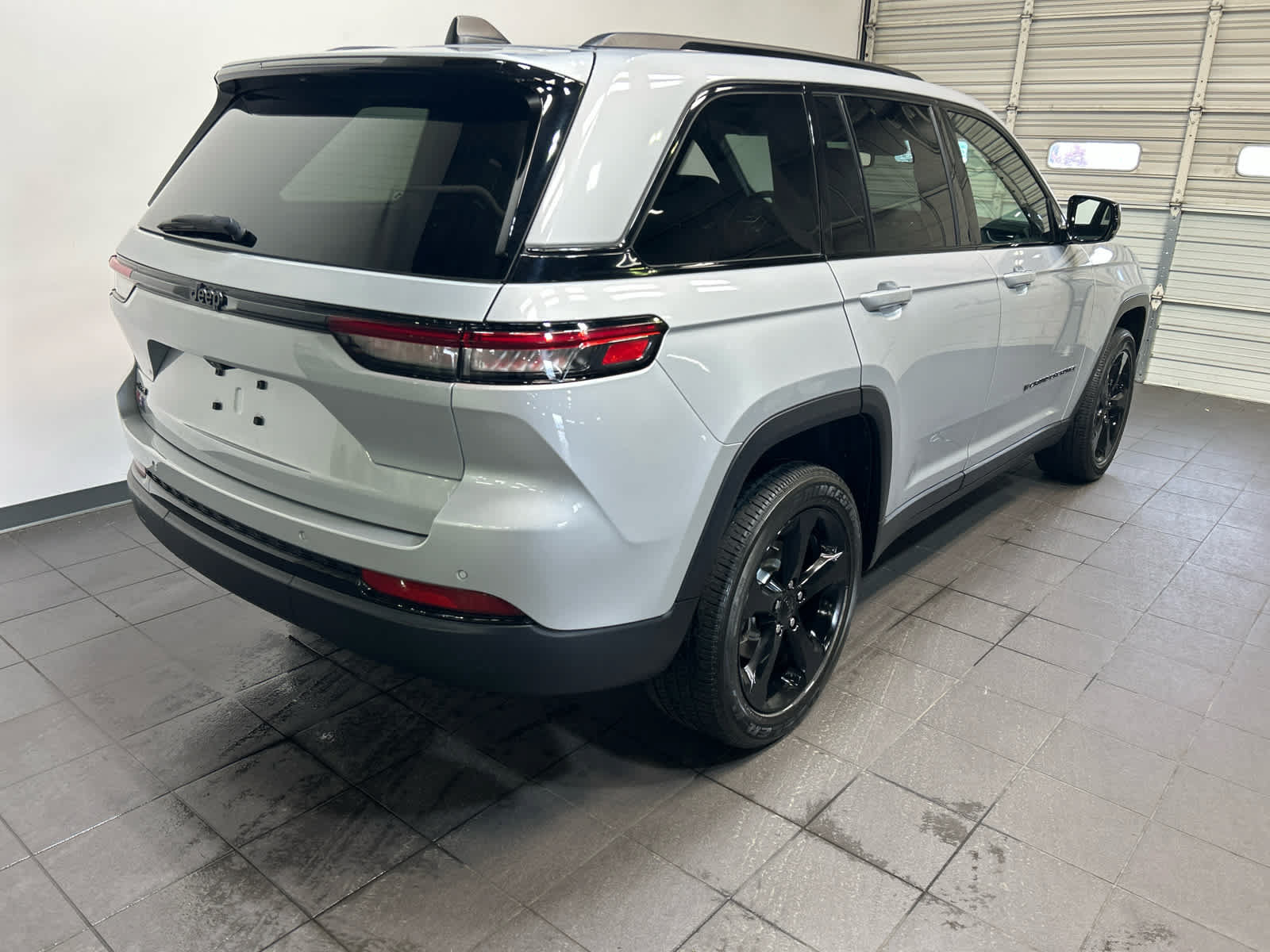 Used 2023 Jeep Grand Cherokee Altitude AWD/4WD image 3