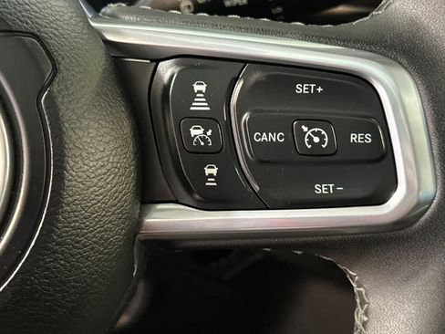Used 2025 Jeep Wrangler Unlimited Sahara AWD/4WD image 30