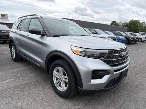Used 2023 Ford Explorer XLT AWD/4WD image 2