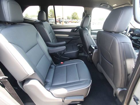 Used 2025 Buick Enclave Preferred AWD/4WD image 9