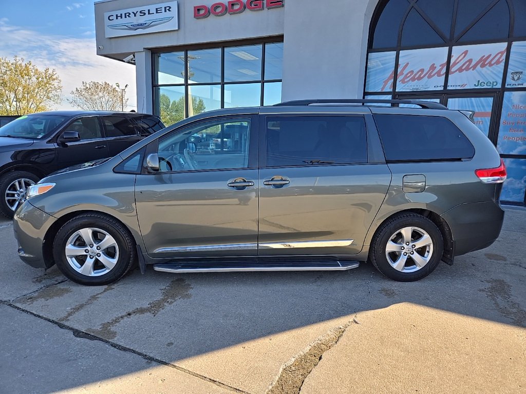 Used 2013 Toyota Sienna LE FWD image 3