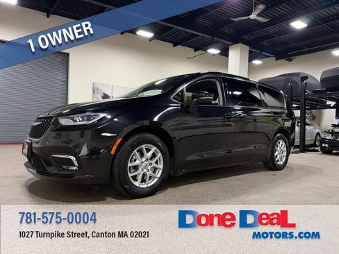 Used 2023 Chrysler Pacifica Touring-L FWD image 1