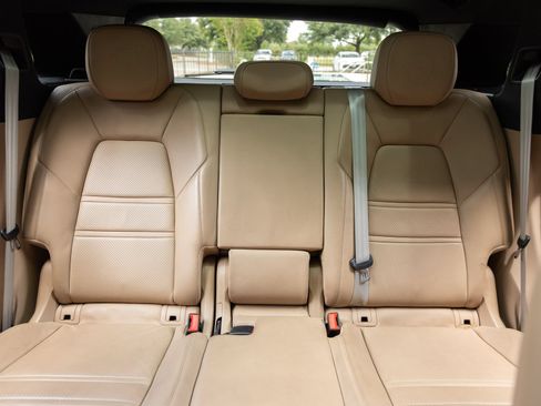 Certified 2023 Porsche Cayenne Platinum Edition AWD/4WD image 29