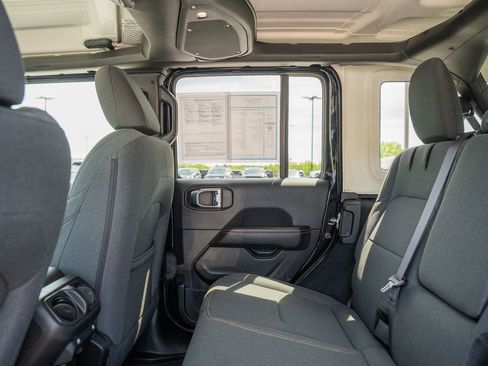 Used 2025 Jeep Wrangler Unlimited Sahara w/ Safety Group AWD/4WD image 19