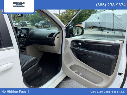 Used 2016 Chrysler Town & Country LX FWD image 14