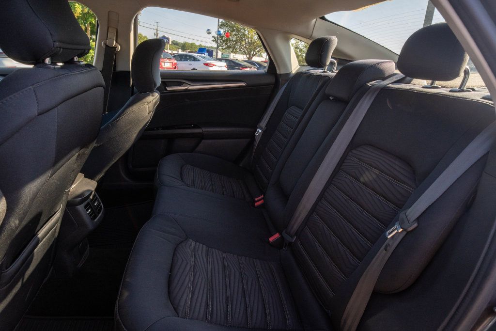 Used 2016 Ford Fusion SE FWD image 16