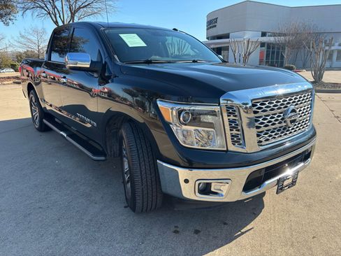 Used 2018 Nissan Titan SL image 3