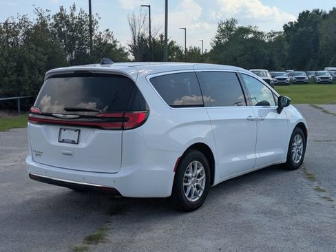 Used 2024 Chrysler Pacifica Touring-L FWD image 3