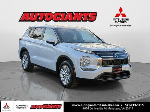 New 2026 Mitsubishi Outlander ES image 1